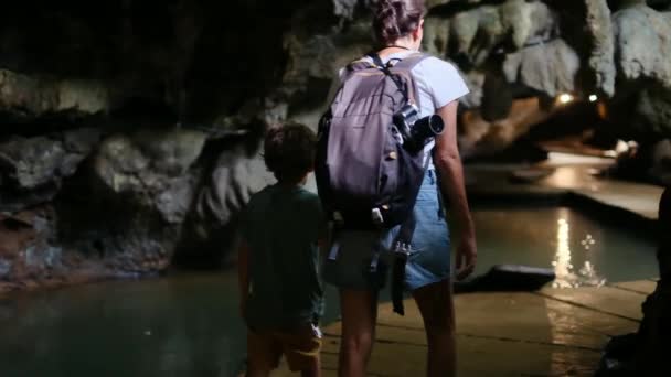 Мать Рюкзаком Ходить Пещере Детьми — стоковое видео