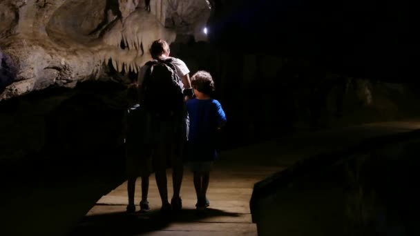 Madre Con Mochila Caminando Alrededor Cueva Con Niños — Vídeos de Stock