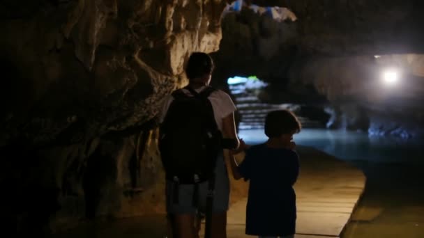 Sırt Çantalı Anne Çocuklarla Mağarada Dolaşıyor — Stok video