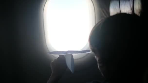 Arka Plan Uçaktaki Çocuklar Pencereden Dışarı Bakar Kağıt Uçakla Oynarlar — Stok video