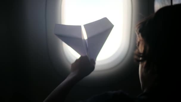 다시보기 비행기에 남자들은 꿈꾸게 밖으로 보이고 비행기와 재생합니다 아이는 하늘을 — 비디오