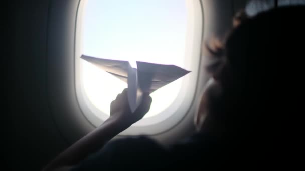 Widok Tyłu Chłopcy Samolocie Wyglądają Wyśmienicie Przez Okno Bawią Się — Wideo stockowe