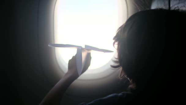 Widok Tyłu Chłopcy Samolocie Wyglądają Wyśmienicie Przez Okno Bawią Się — Wideo stockowe