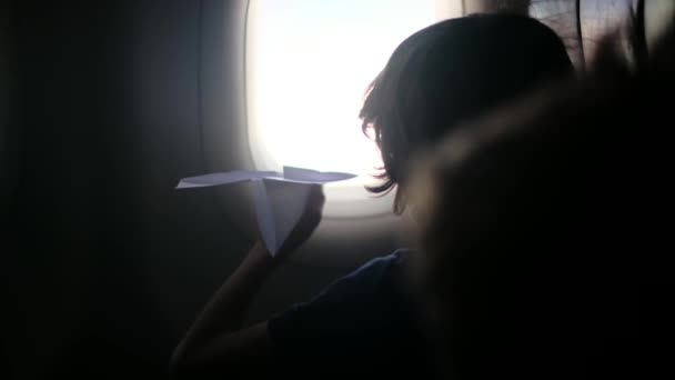 다시보기 비행기에 남자들은 꿈꾸게 밖으로 보이고 비행기와 재생합니다 아이는 하늘을 — 비디오