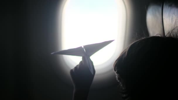 Вид Сзади Мальчики Самолете Мечтательно Выглядывают Окна Играют Бумажным Самолетом — стоковое видео