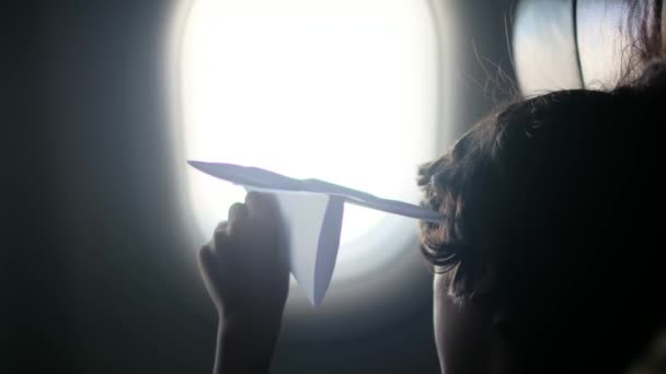 Вид Сзади Мальчики Самолете Мечтательно Выглядывают Окна Играют Бумажным Самолетом — стоковое видео