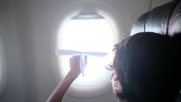 Vue Dos Les Garçons Dans Avion Semble Rêveur Par Fenêtre — Video