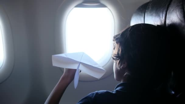 Vista Trasera Los Niños Avión Soñadoramente Por Ventana Juega Con — Vídeos de Stock