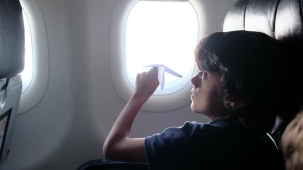 Vista Trasera Los Niños Avión Soñadoramente Por Ventana Juega Con — Vídeos de Stock