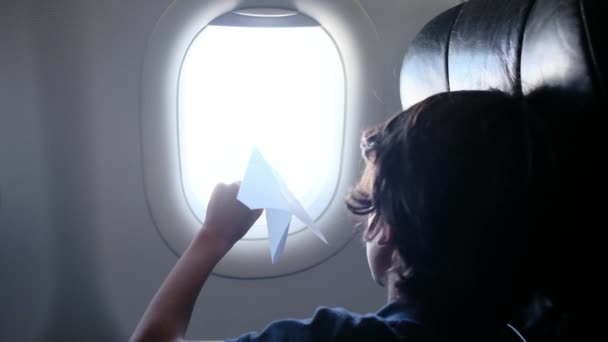 Хлопці Літаку Мрійливо Виглядають Вікна Грають Паперовою Площиною Дитина Мріє — стокове відео