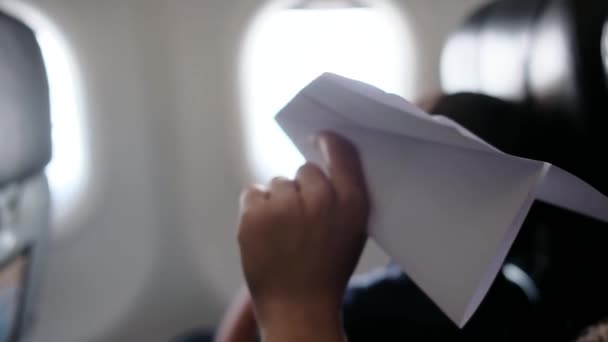Achteraanzicht Jongens Het Vliegtuig Kijkt Dromerig Uit Het Raam Speelt — Stockvideo