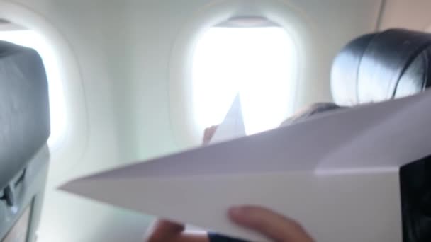 Zpětný Pohled Chlapci Letadle Zasněně Dívají Okna Hrají Papírovým Letadlem — Stock video