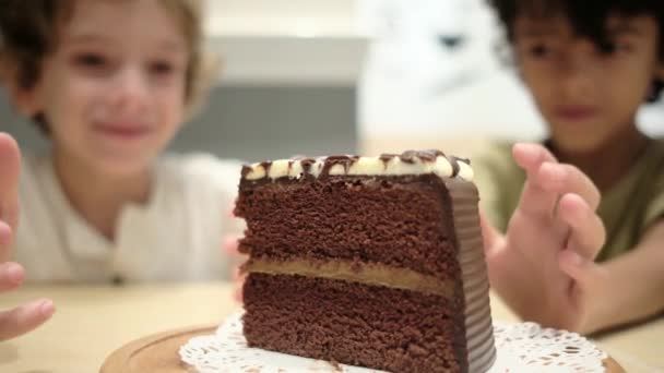 Coklat Jarak Dekat Anak Anak Merayakan Ulang Tahun — Stok Video