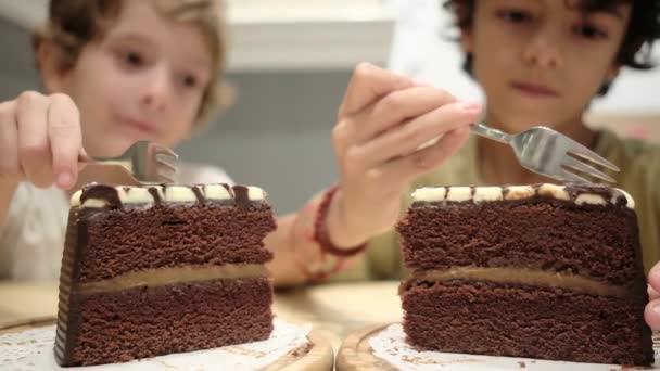 Κοντινό Πλάνο Σοκολάτας Παιδιά Γιορτάζουν Γενέθλια — Αρχείο Βίντεο