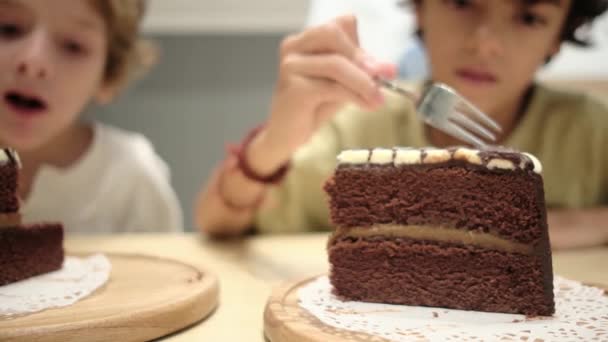 Nahaufnahme Von Schokolade Kinder Feiern Geburtstag — Stockvideo