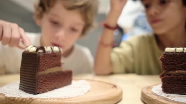 Gros Plan Sur Chocolat Enfants Célébrant Leur Anniversaire — Video