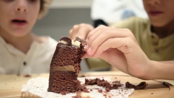 초콜릿 클로즈업 생일을 축하하는 아이들 — 비디오