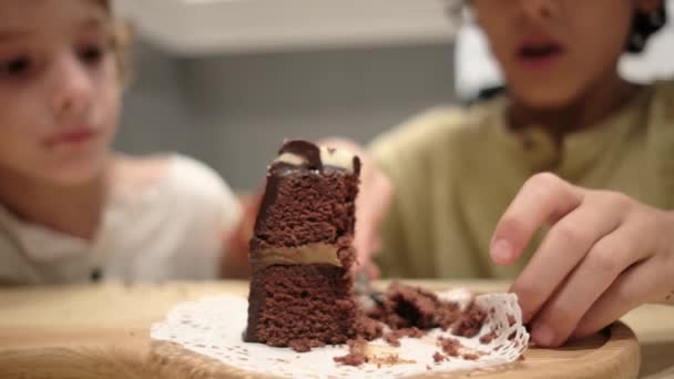 Närbild Choklad Barn Som Firar Födelsedag — Stockvideo