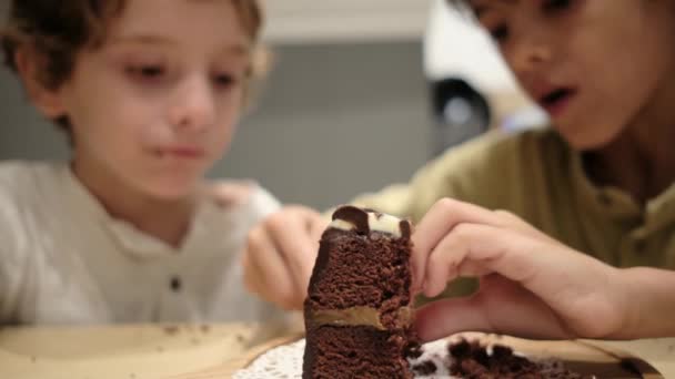 Primo Piano Del Cioccolato Bambini Che Festeggiano Compleanno — Video Stock