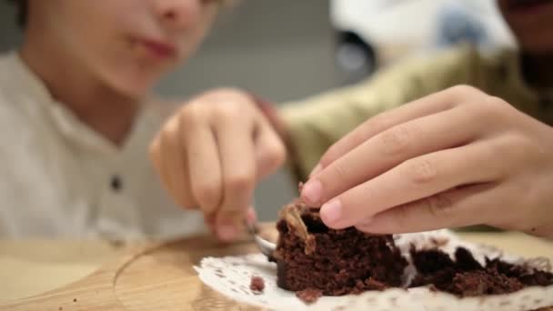 Egy Közelit Csokiról Gyerekek Ünneplik Születésnapot — Stock videók