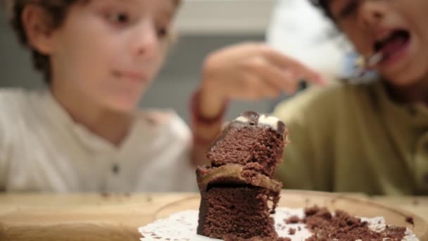Detailní Záběr Čokolády Děti Slaví Narozeniny — Stock video