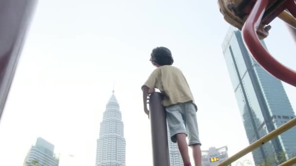 Chłopiec Promie Patrząc Krajobraz Miasta — Wideo stockowe