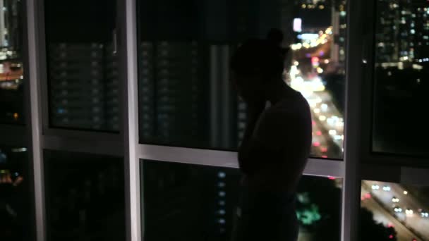 窓の近くの悲しい女性の夜のシーン — ストック動画