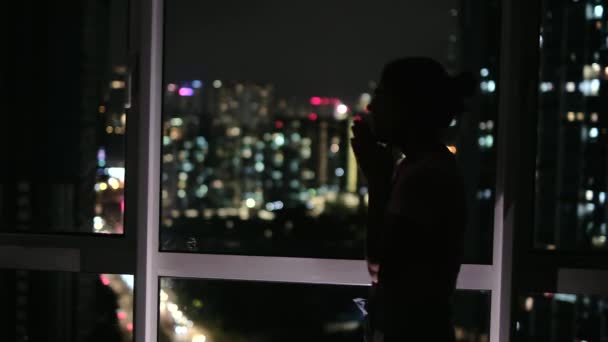Sorglig Kvinna Natt Scen Nära Fönstret — Stockvideo