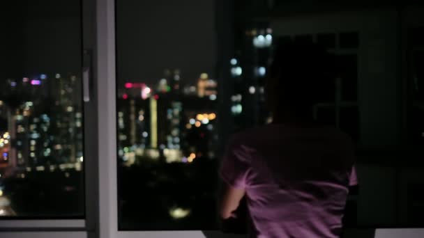 Sorglig Kvinna Natt Scen Nära Fönstret — Stockvideo