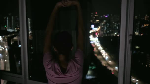 悲伤的女人靠近窗户的夜景 — 图库视频影像