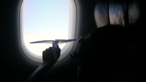 Zpětný Pohled Chlapci Letadle Zasněně Dívají Okna Hrají Papírovým Letadlem — Stock video