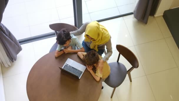 Madre Musulmana Hijab Suoi Figli Connettersi Attraverso Computer Portatile Una — Video Stock