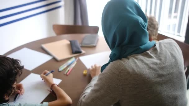 Assistere Una Madre Musulmana Hijab Che Guida Suoi Figli Anni — Video Stock