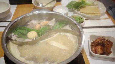 Restorandaki masada Asya yemeği yiyen kadın turistin yakın plan görüntüsü..