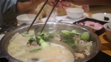 Restorandaki masada Asya yemeği yiyen kadın turistin yakın plan görüntüsü..