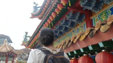 Asya tapınağında yürüyen beyaz kadın.