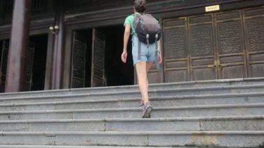 40 yaşında sırt çantalı bir kadın Güneydoğu Asya tapınağında yürüyor, kültür ve yetki ele geçiriyor. 