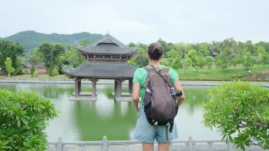 40 yaşında sırt çantalı bir kadın Güneydoğu Asya tapınağında yürüyor, kültür ve yetki ele geçiriyor. 