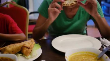 Restorandaki Asya yemeklerini yakından izle..