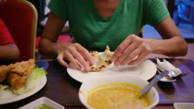 Restorandaki Asya yemeklerini yakından izle..