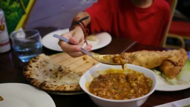 Restorandaki Asya yemeklerini yakından izle..