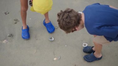 Küçük çocuklar akşamları kumsalda oynuyorlar.