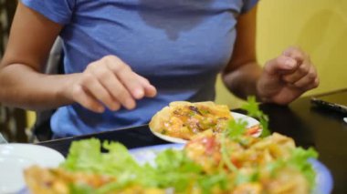 Restorandaki Asya yemeklerini yakından izle..