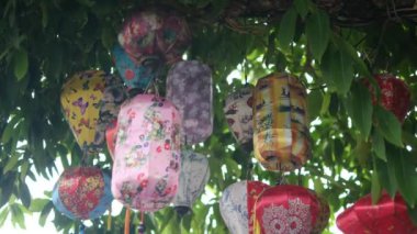 Sallanan Çin fenerleri gökyüzünde bir ipliğe asılı..