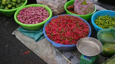 Asya 'da renkli meyveler, taze sebzeler ve egzotik sokak yemekleriyle dolu bir pazar..    