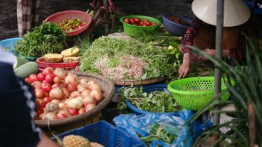 Bir pazarda satılık taze sebze