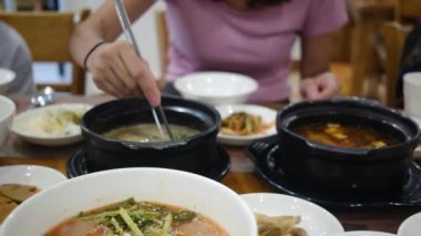 Restorandaki Asya yemeklerini yakından izle..
