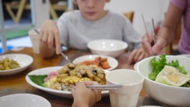 Restorandaki Asya yemeklerini yakından izle..