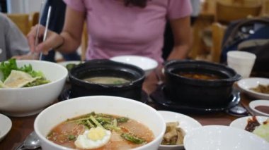 Restorandaki Asya yemeklerini yakından izle..