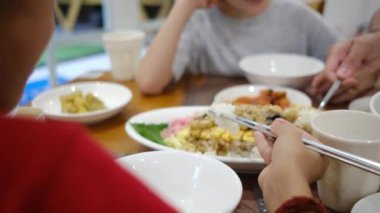 Restorandaki Asya yemeklerini yakından izle..